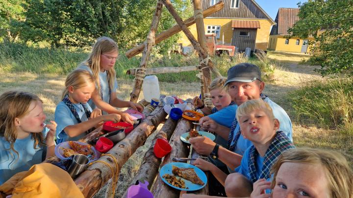 Aftensmad ved raftebord på vores sommerlejre på Nekselø 2023