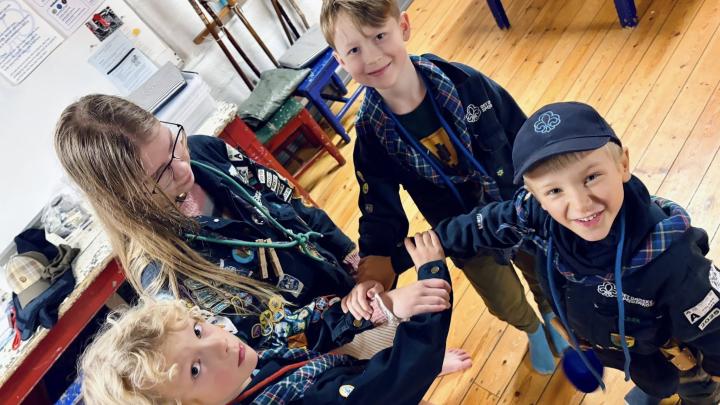 Mikroerne lære at binde venskabsknob 